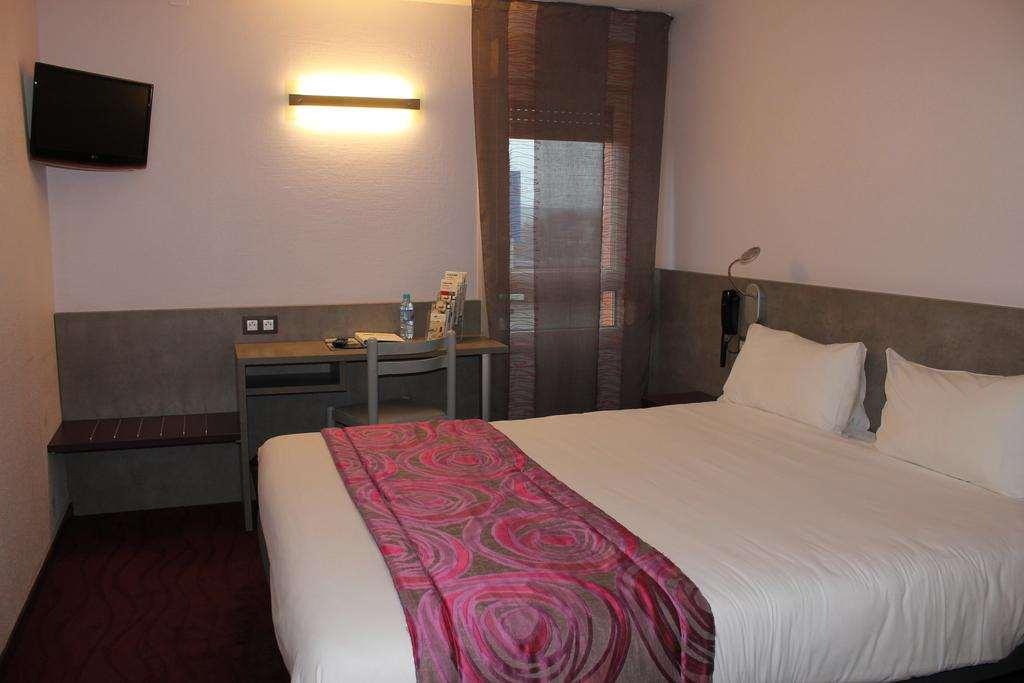 Brit Hotel Les Evens Saint-Saturnin  Δωμάτιο φωτογραφία