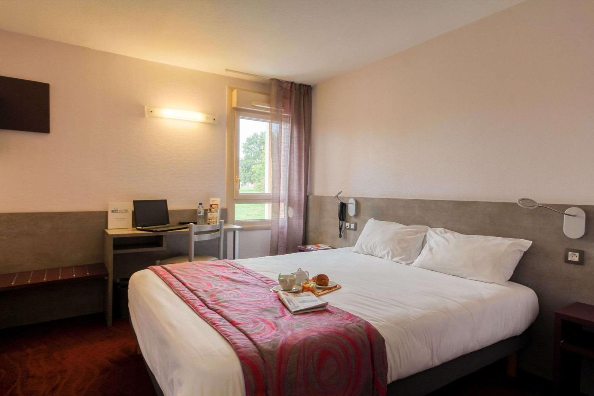 Brit Hotel Les Evens Saint-Saturnin  Εξωτερικό φωτογραφία