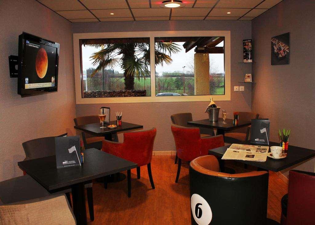 Brit Hotel Les Evens Saint-Saturnin  Εστιατόριο φωτογραφία