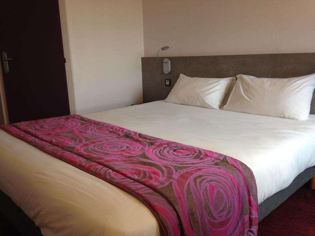 Brit Hotel Les Evens Saint-Saturnin  Δωμάτιο φωτογραφία