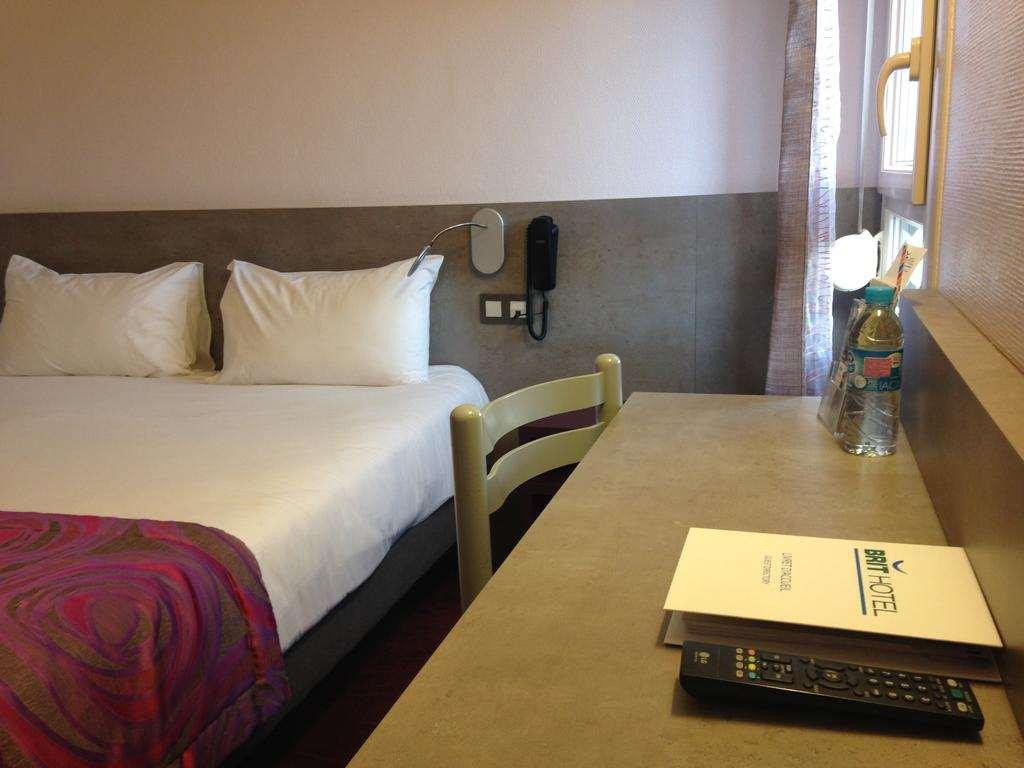 Brit Hotel Les Evens Saint-Saturnin  Δωμάτιο φωτογραφία