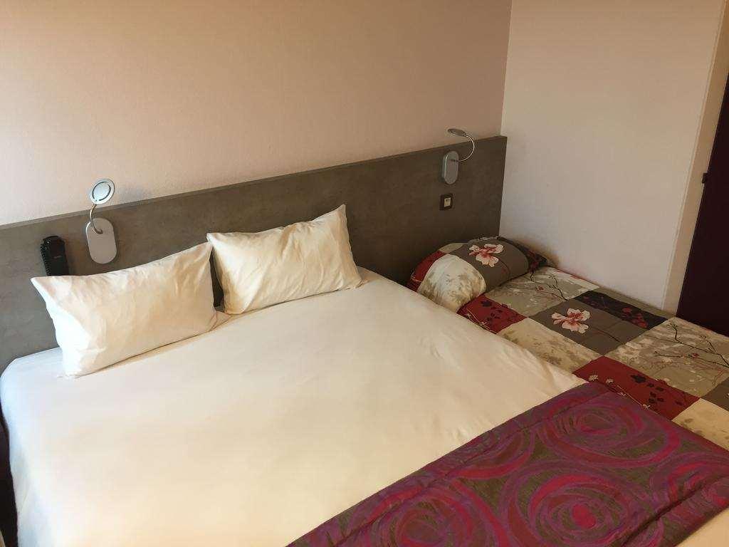 Brit Hotel Les Evens Saint-Saturnin  Δωμάτιο φωτογραφία