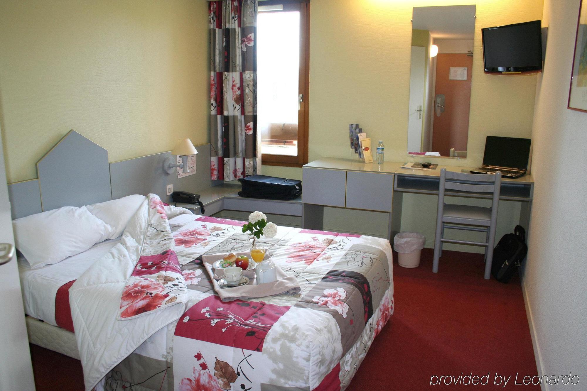 Brit Hotel Les Evens Saint-Saturnin  Δωμάτιο φωτογραφία