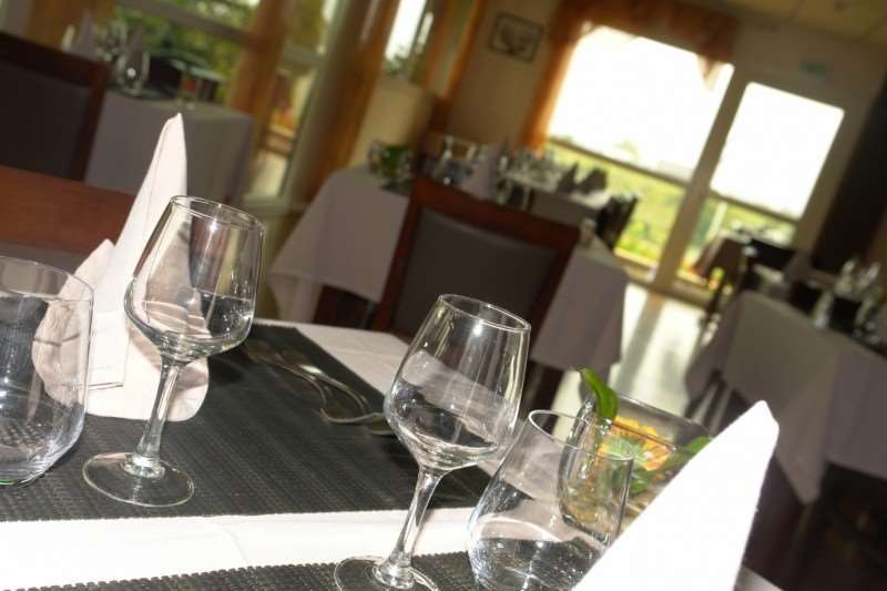 Brit Hotel Les Evens Saint-Saturnin  Εστιατόριο φωτογραφία