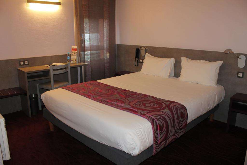 Brit Hotel Les Evens Saint-Saturnin  Δωμάτιο φωτογραφία